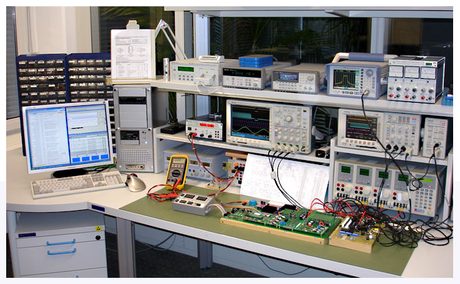 Arbeitsplatz für individuelle Funktionsprüfung und Abgleich bei TUCHSCHERER ELEKTRONIK GMBH